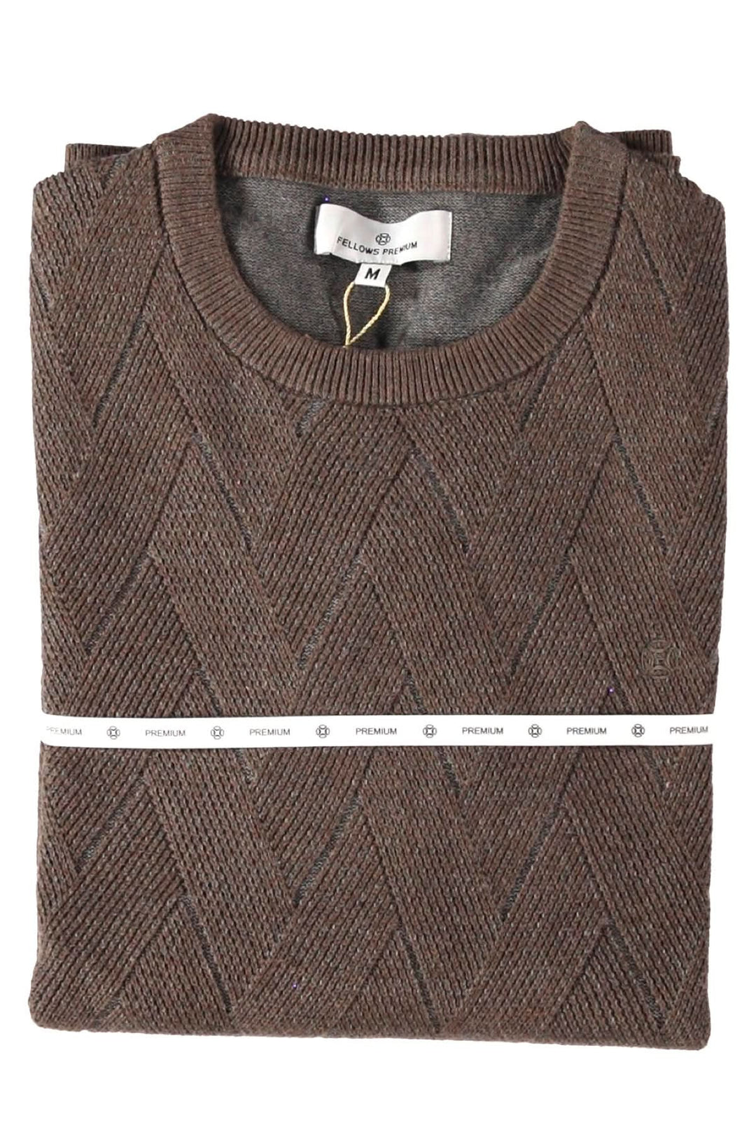 Chandail en tricot marron avec motif chevron, col rond, plié et étiqueté, idéal pour un look élégant et confortable.
