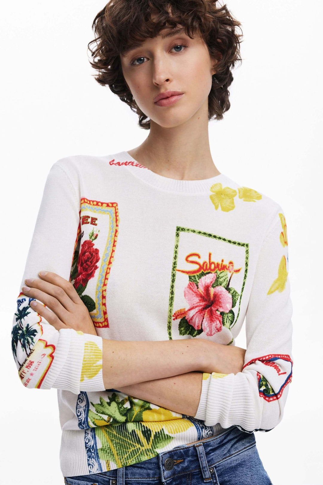 Chandail à timbres tropicaux avec imprimés floraux et manches longues, style chic et décontracté.