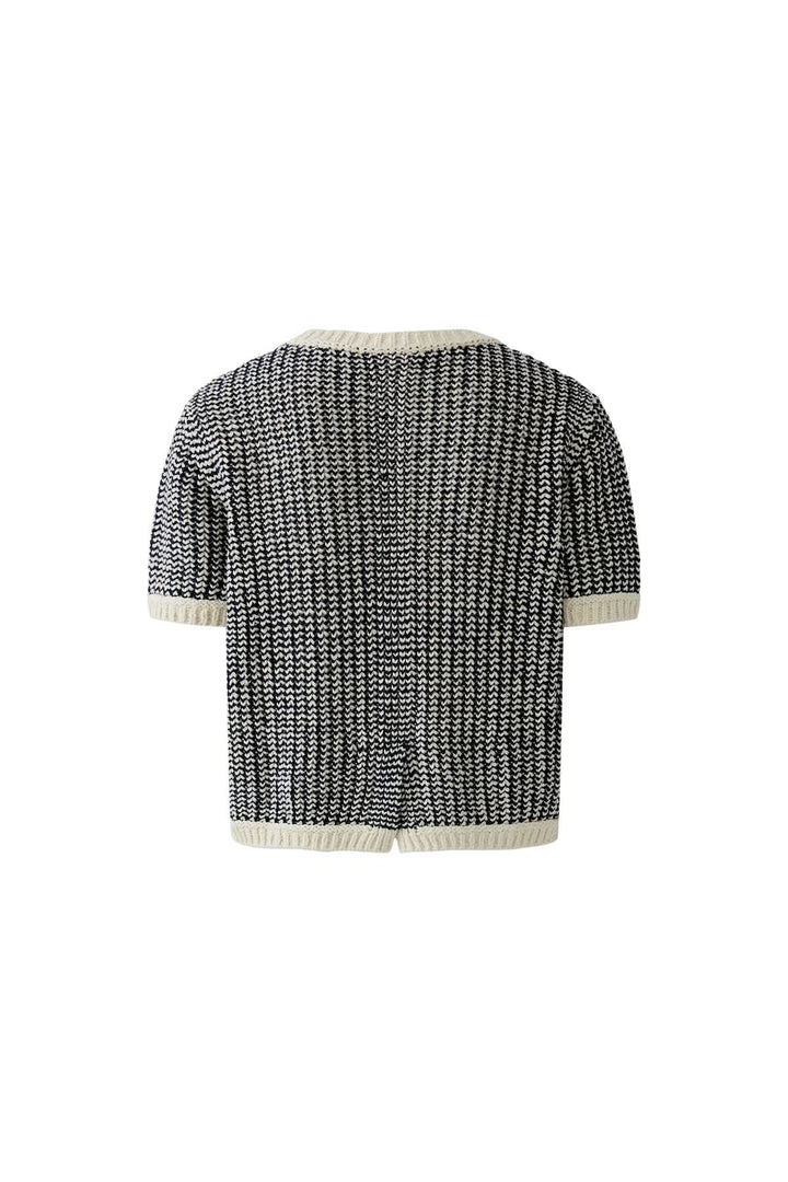 Chandail tricot motif texturé en noir et blanc, manches courtes, coupe ample pour tenue décontractée ou habillée.