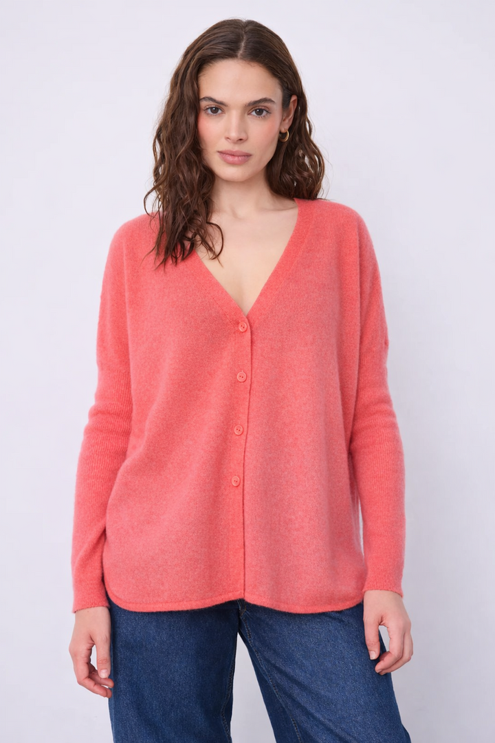 Femme portant le Cardigan en cachemire Alicia rose, coupe droite, encolure en V, boutons.