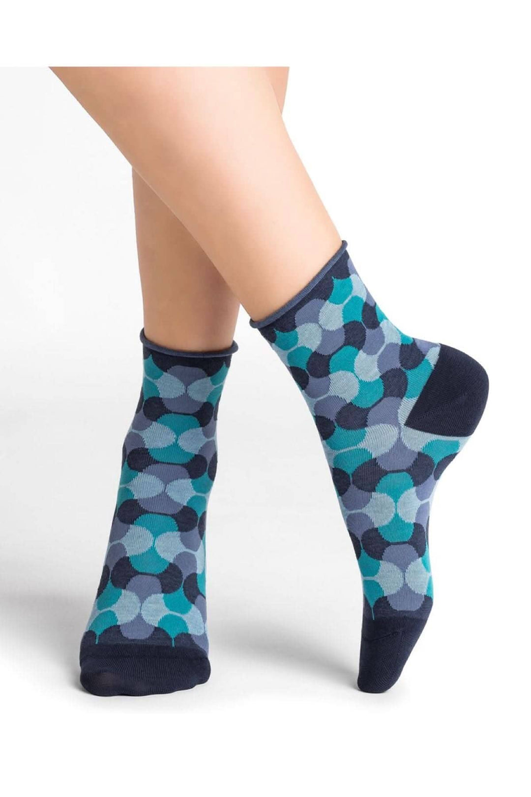 Chaussettes fantaisie pour femme, motifs géométriques colorés sur fond bleu marine.