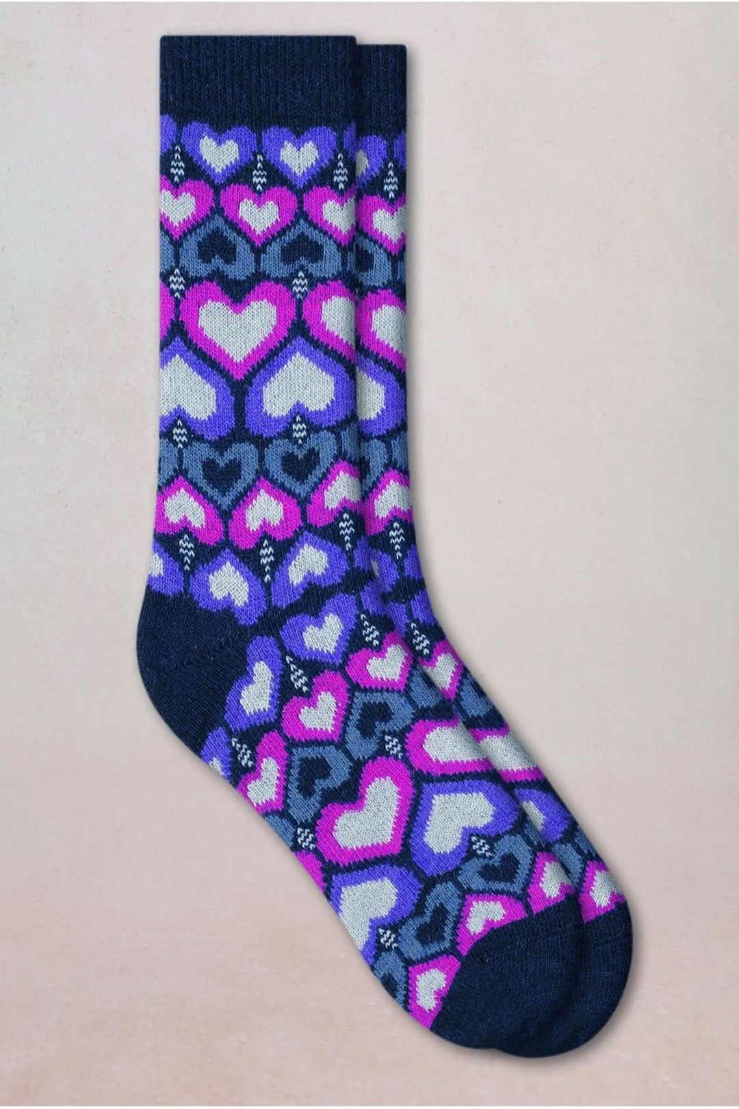 Chaussettes en tricot à motif avec cœurs colorés, mi-mollet, bord-côte extensible pour confort et chaleur, style ludique et raffiné.