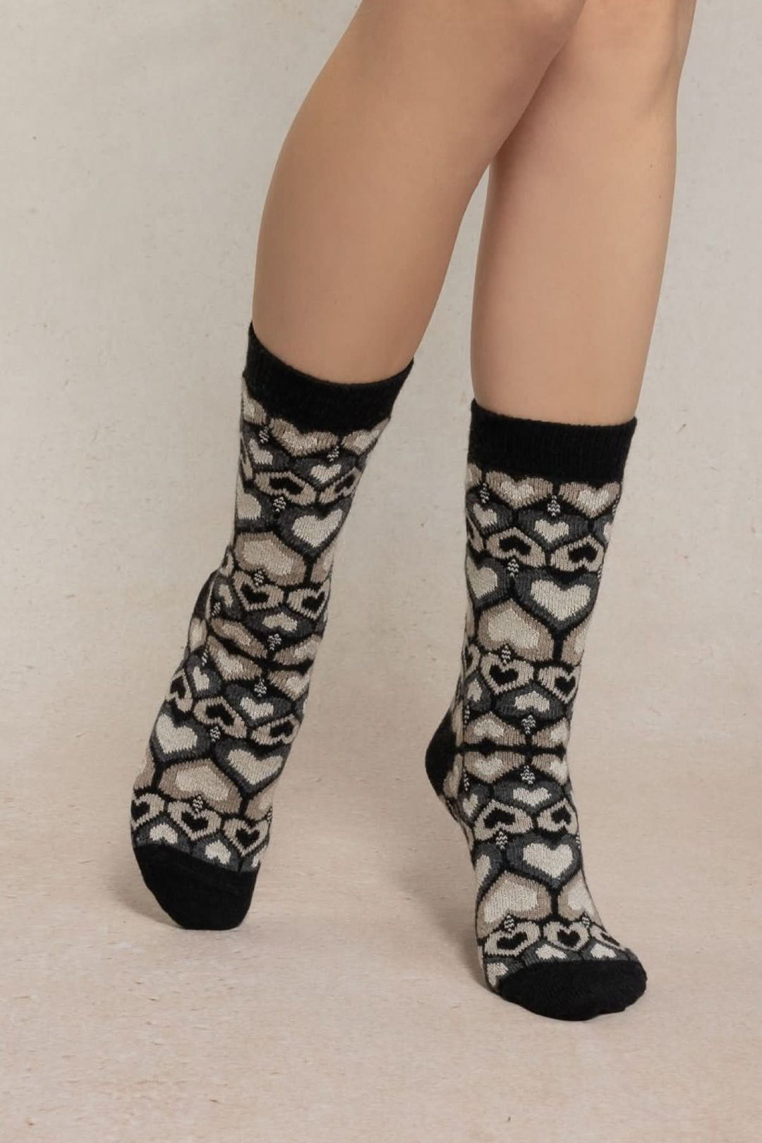 Chaussettes en tricot à motif cœur noir et blanc, confortables et chaudes, idéales pour un style ludique, vue générale sur fond neutre.