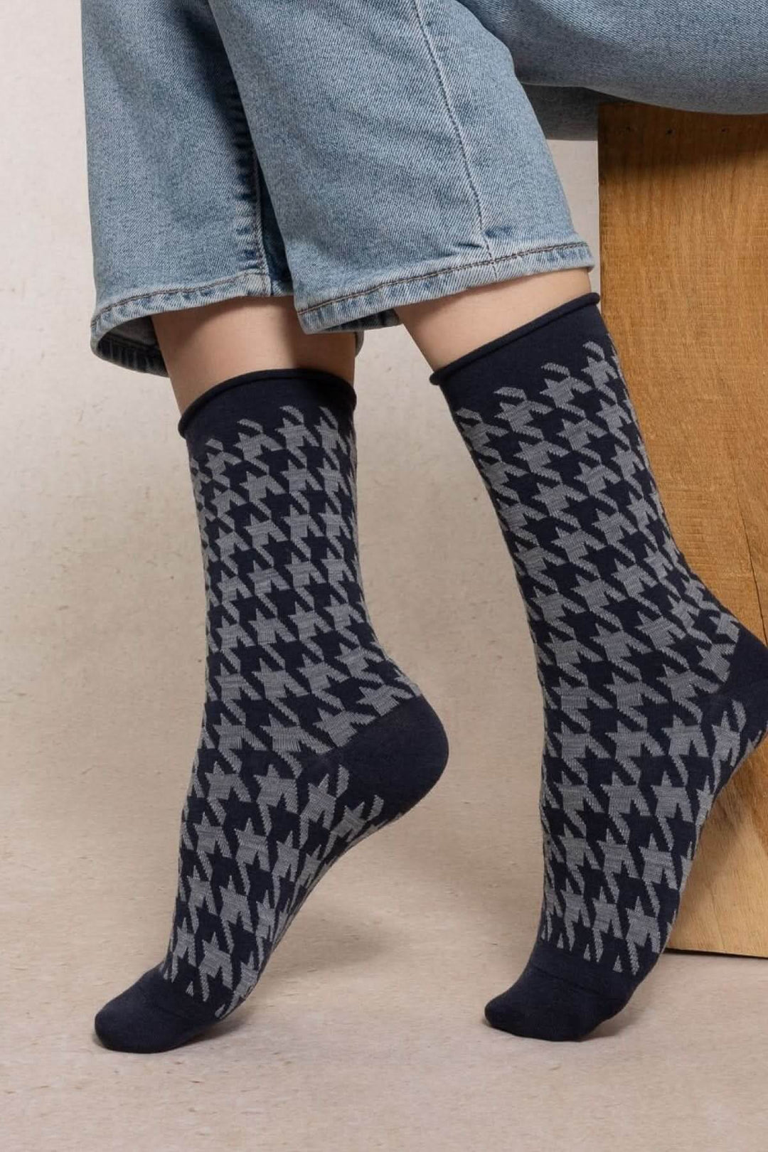 Chaussettes à motif de pied-de-poule en laine et coton, longueur mi-mollet, portées avec un jean pour un style élégant et quotidien.