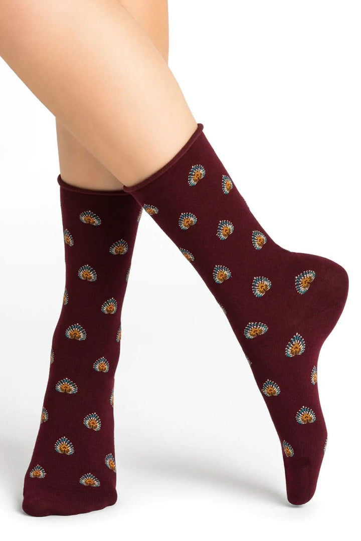 Chaussettes paon pour femme, tricotées en laine Mérinos, intérieur doux en coton, motif élégant coloré sur fond bordeaux.