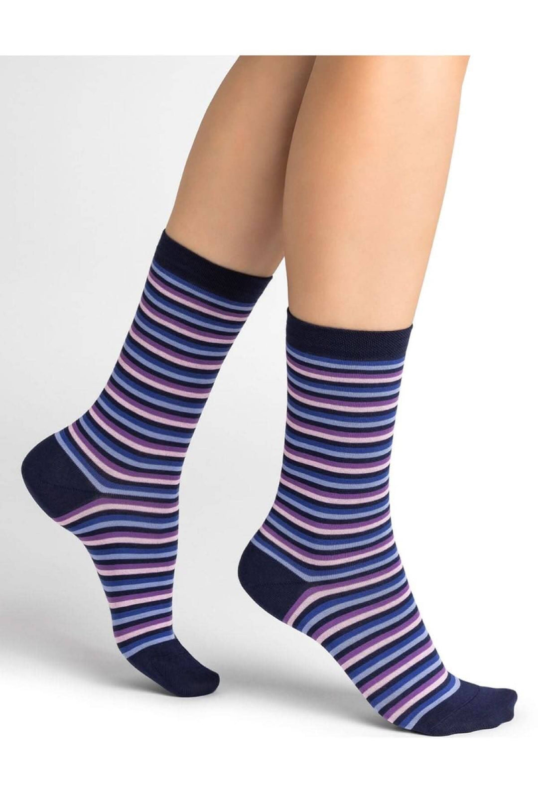 Chaussettes à rayures bleues et roses, confortables et tendance, parfaites pour la saison.