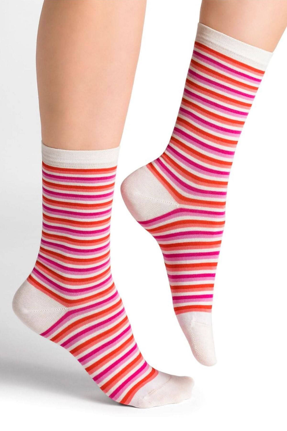 Chaussettes à rayures colorées en coton, offrant confort et style pour un dressing féminin tendance.