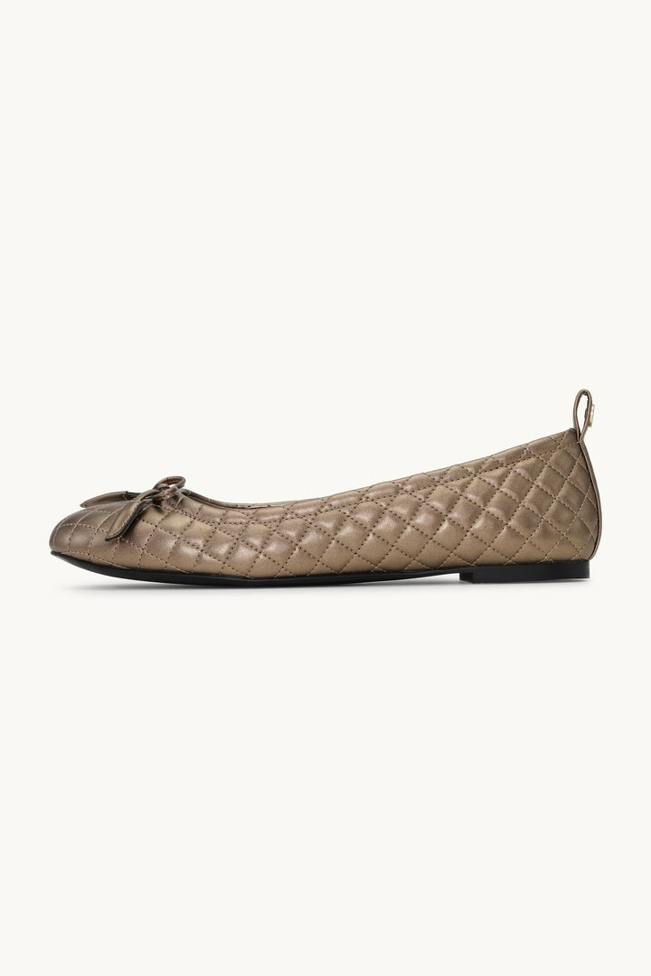 Chaussure ballerine Altura matelassée avec design élégant et nœud décoratif, idéale pour un confort quotidien et style raffiné.