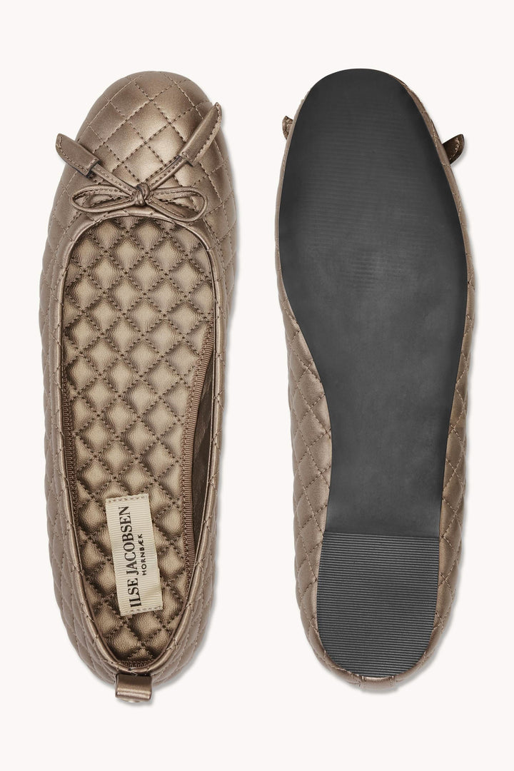 Chaussure ballerine Altura matelassée avec nœud décoratif et finition texturée, vue de dessus et dessous.