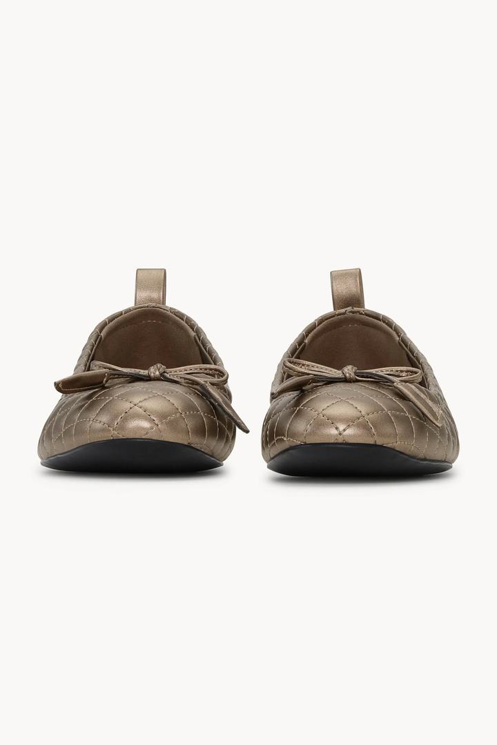 Chaussure ballerine Altura matelassée avec design matelassé, silhouette épurée, détails nœud décoratif.