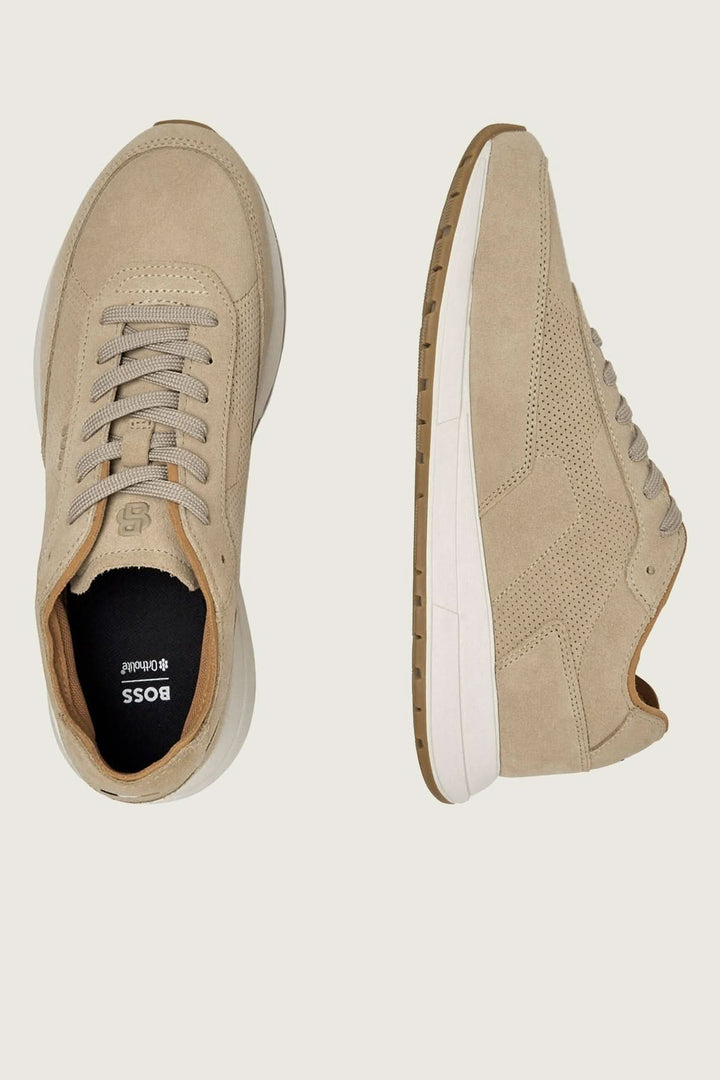 Chaussure de ville Vinston en suède perforé beige avec détails ton sur ton et semelle blanche contrastante, vue de dessus et de côté.