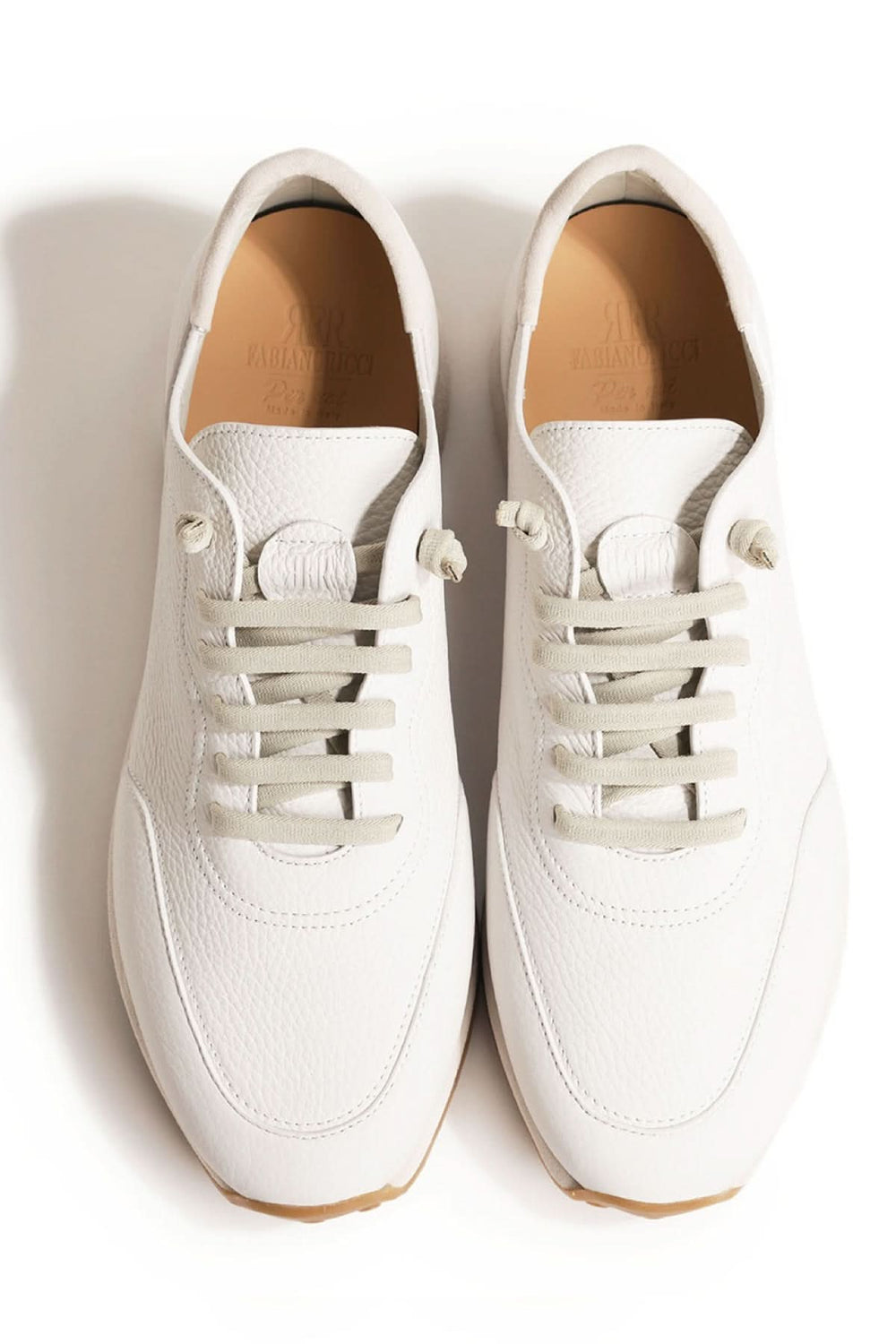 Chaussure italienne en cuir texturé blanche avec lacets en vue de dessus, semelle texturée pour style moderne et confort quotidien.