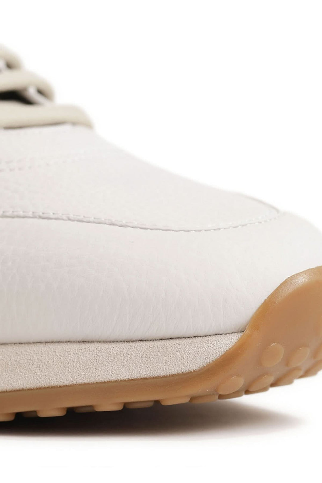 Gros plan sur la chaussure italienne en cuir texturé avec semelle adhérente et style moderne.