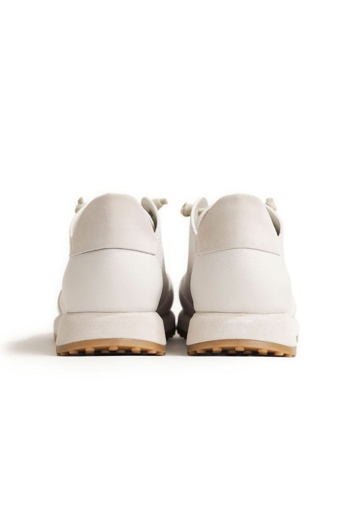 Chaussure italienne en cuir texturé vue arrière avec semelle texturée et design moderne.