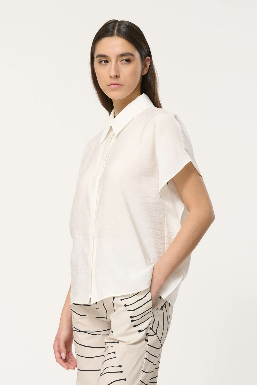 Légère chemise Boviri à coupe ample, col classique et manches courtes, idéale pour les journées chaudes.