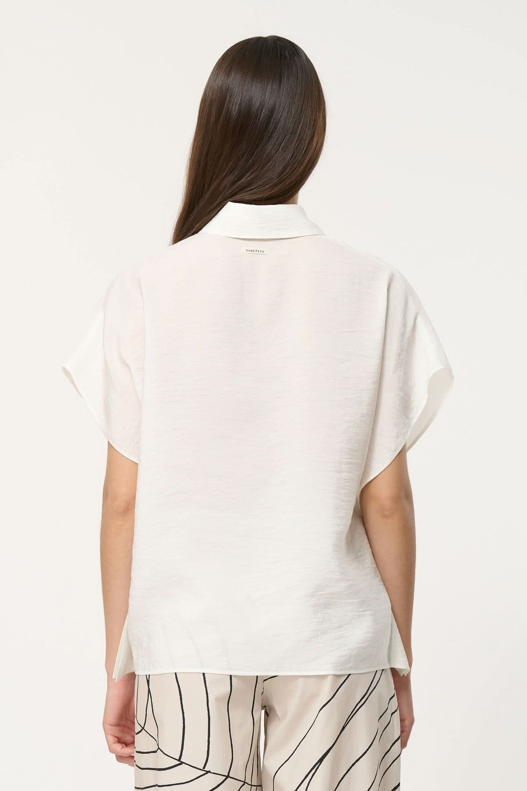 Back view of a light, loose-fitting Chemise Boviri shirt with short sleeves, perfect for warm weather wear.