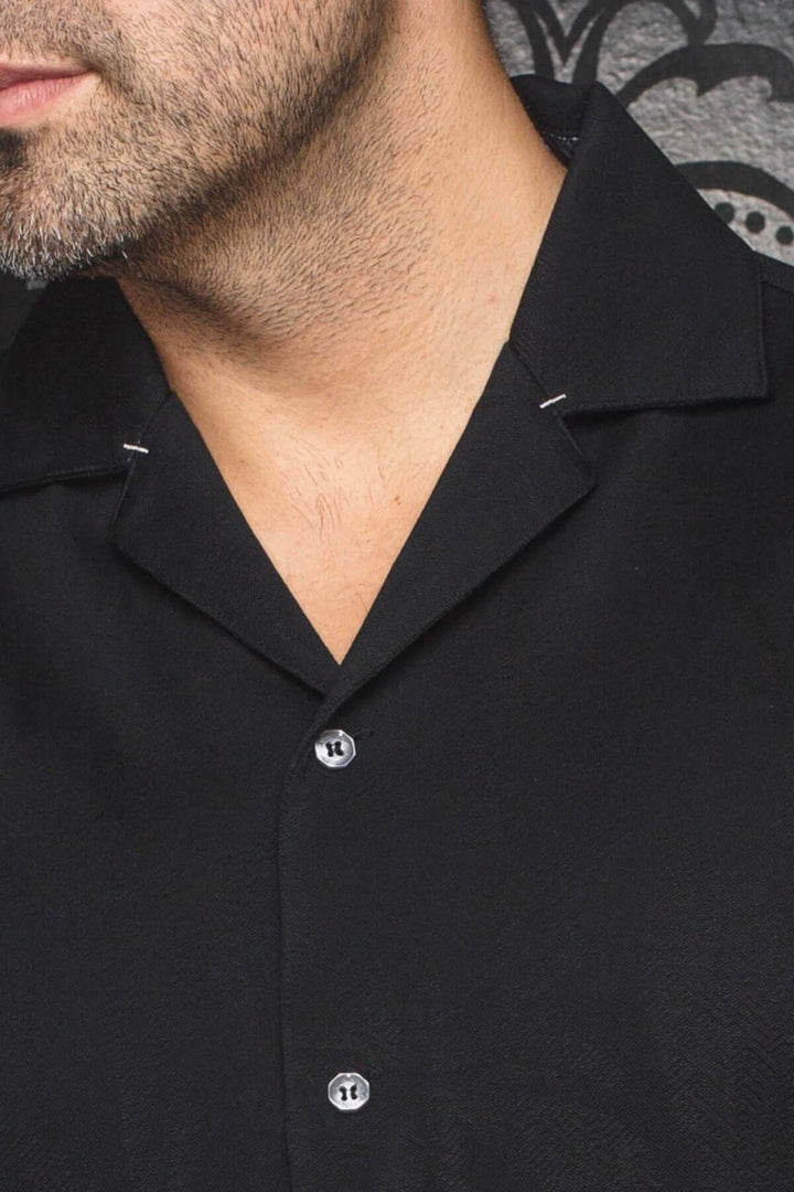Chemise Brahea avec col cubain, tissu texturé et patte de boutonnage, idéale pour des occasions élégantes.