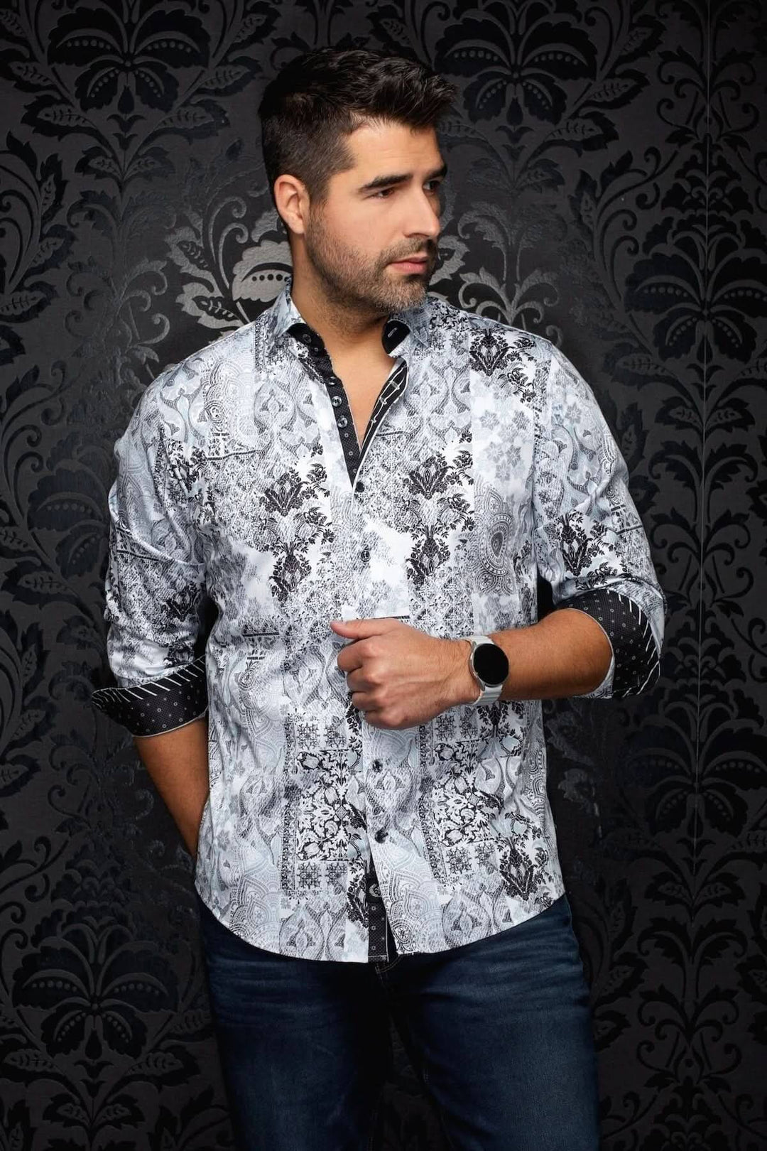 Homme portant la Chemise CASCAIS imprimé artistique sophistiqué, coupe ajustée pour un look élégant et contemporain.