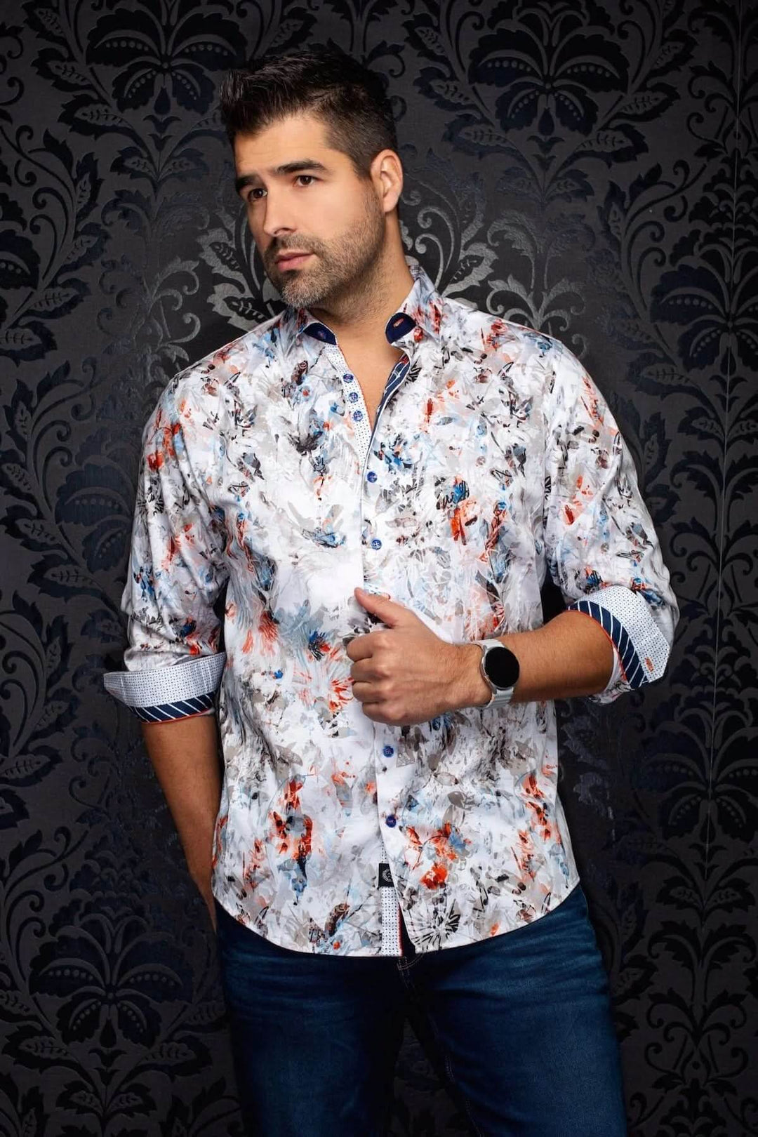 Homme portant la Chemise CEBU avec imprimé artistique audacieux, coupe ajustée moderne, parfait pour un style élégant et distinctif.