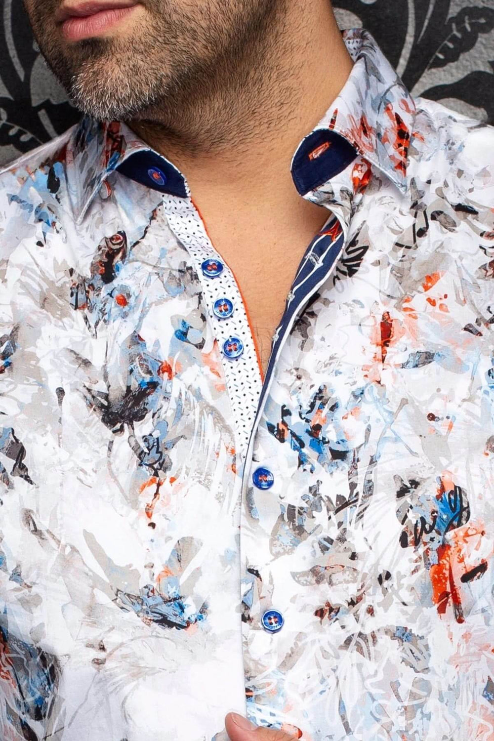 Chemise CEBU avec imprimé artistique audacieux et coupe ajustée pour un look élégant et contemporain.