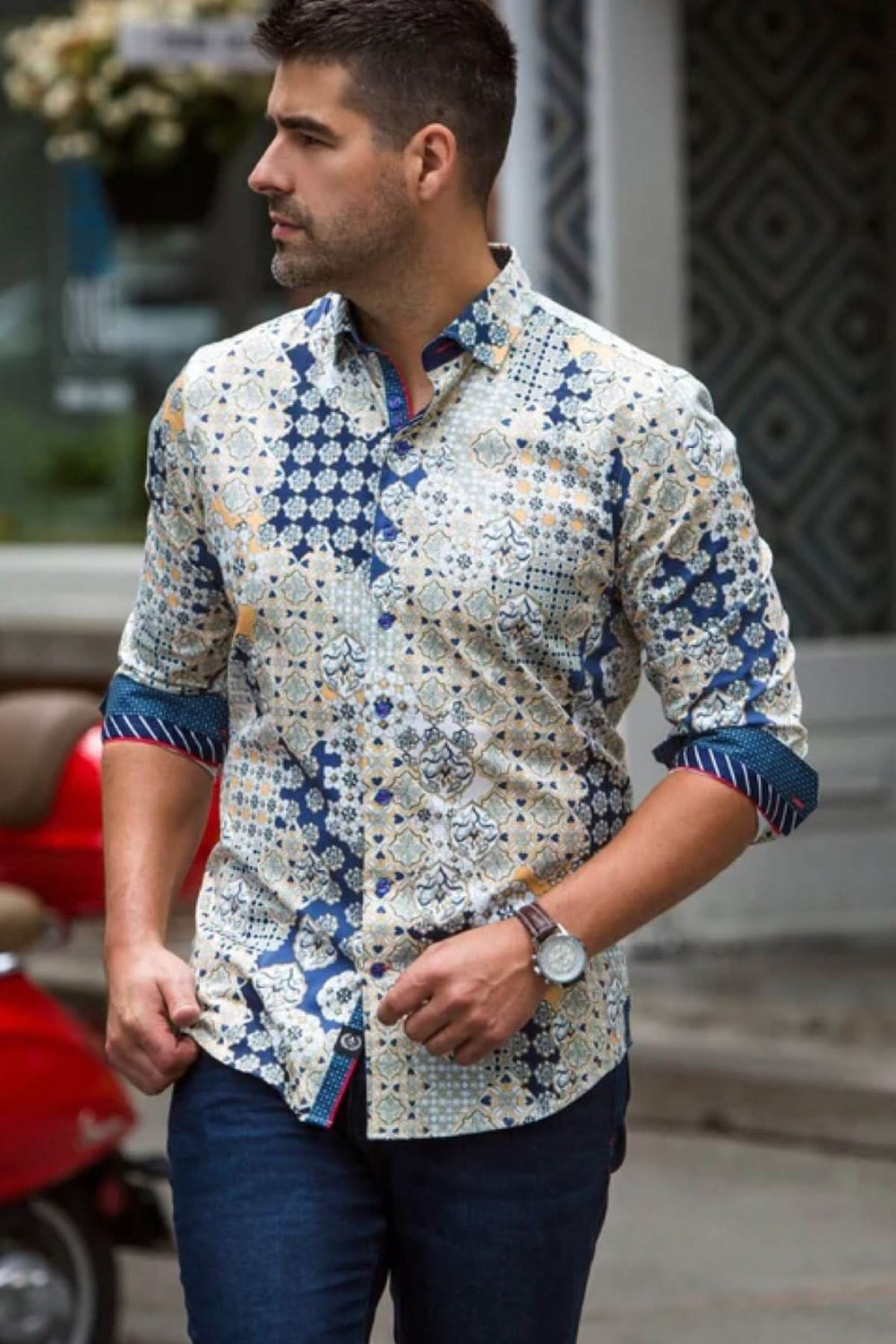 Chemise Carlson à motif géométrique façon mosaïque, col classique et poignets contrastants.