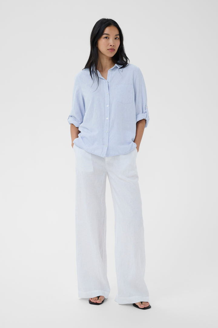 Femme portant la Chemise rayée Cindie avec manches 3/4, coupe fluide et col classique, idéale pour un look décontracté et structuré.
