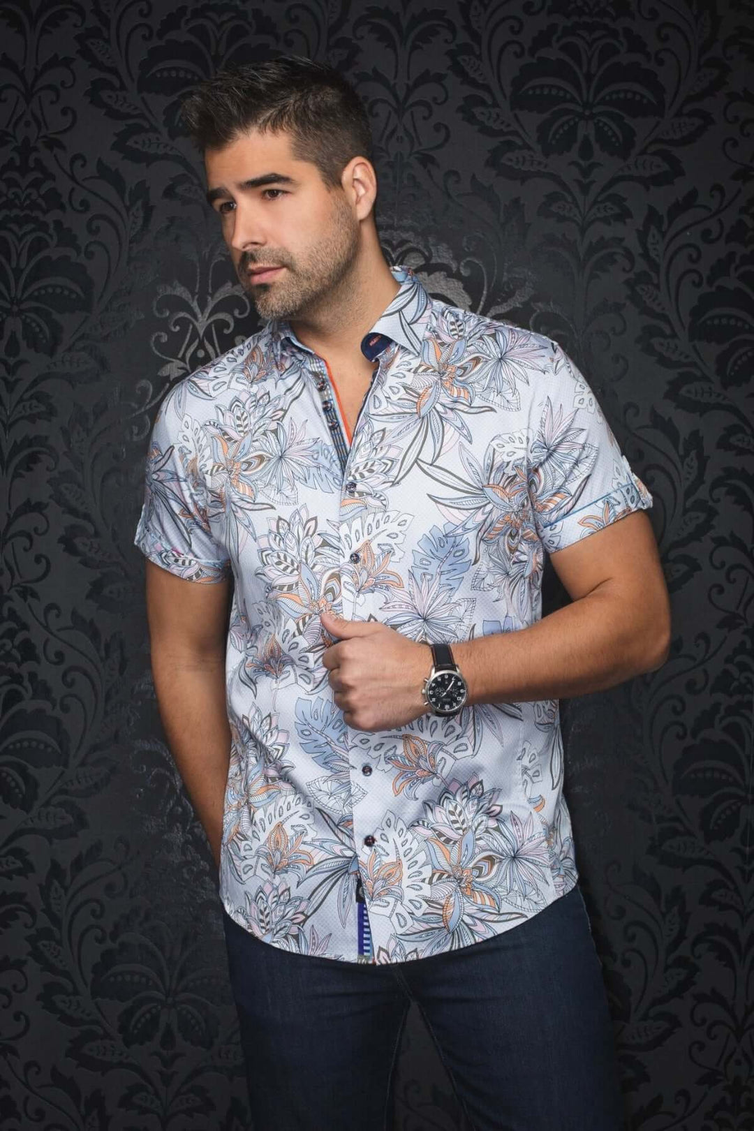 Chemise Corrado à manches courtes, motif floral, coupe ajustée, style estival élégant, détails contrastants.