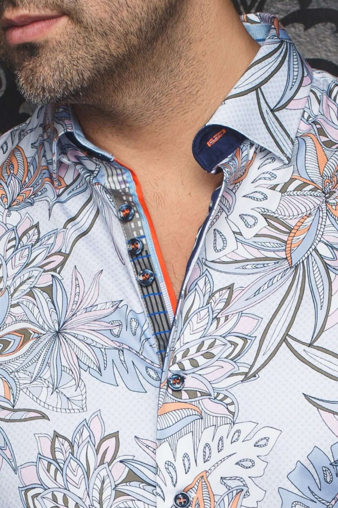 Détail de la chemise Corrado à motifs floraux avec patte de boutonnage contrastante et col classique.