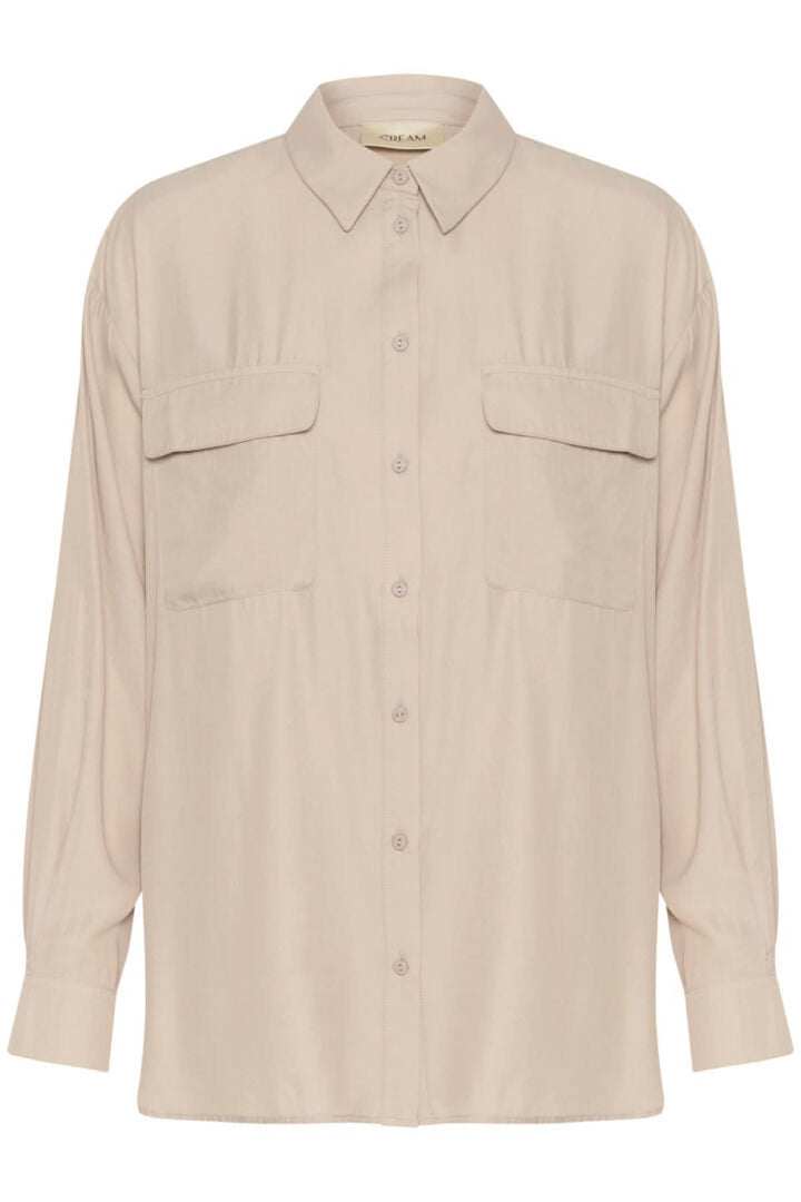 Chemise moderne beige à poches, manches amples et coupe fluide, parfaite pour un look décontracté et soigné.