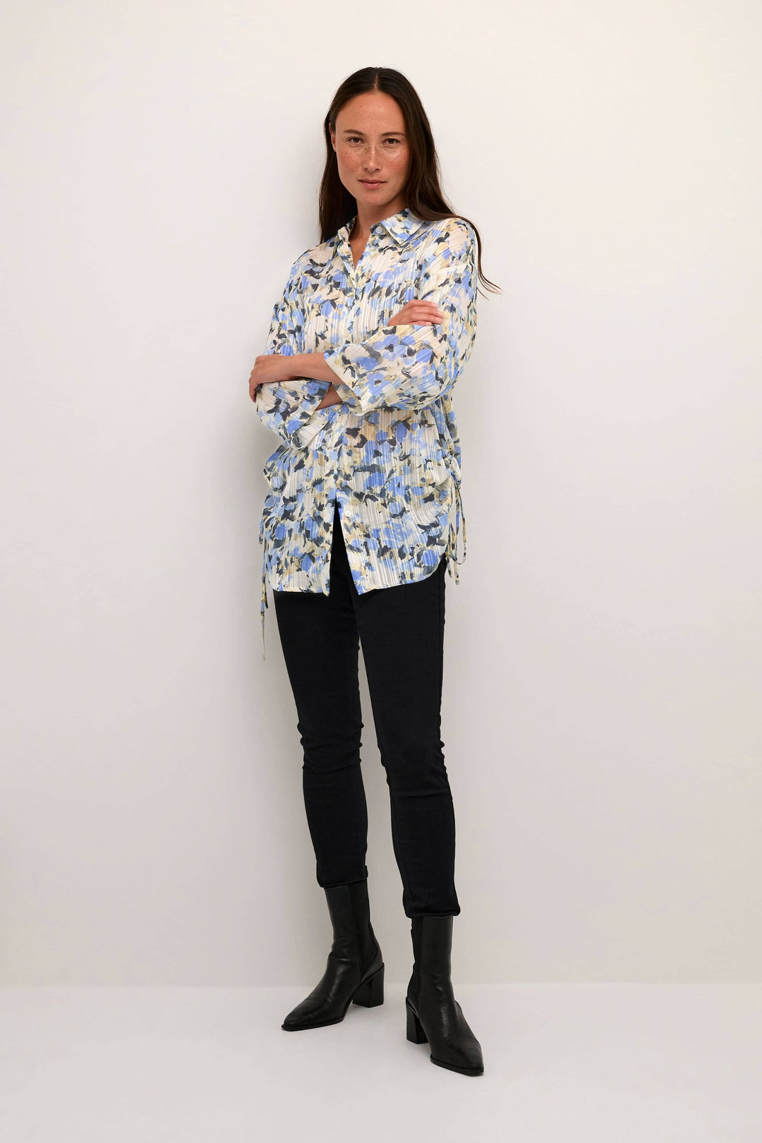 Chemise Eva à imprimé floral, manches 3/4, coupe régulière, portée avec un pantalon noir et des bottines.
