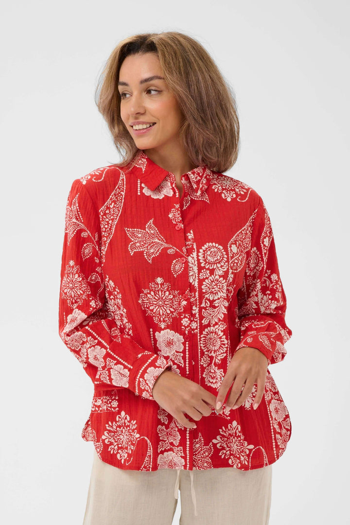 Femme portant la Chemise Gianna imprimée à manches longues, motif décoratif rouge et blanc, col structuré, boutons sur l&