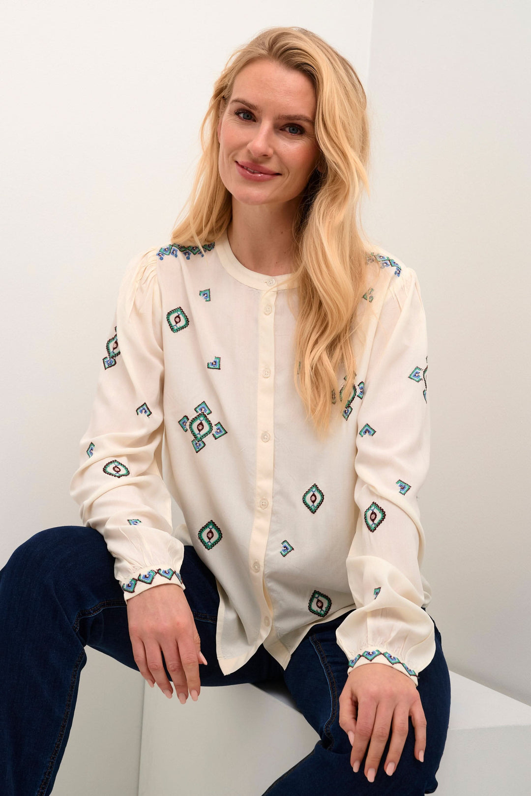 Chemise Isabell à manches longues avec broderies colorées, un look classique et intemporel.