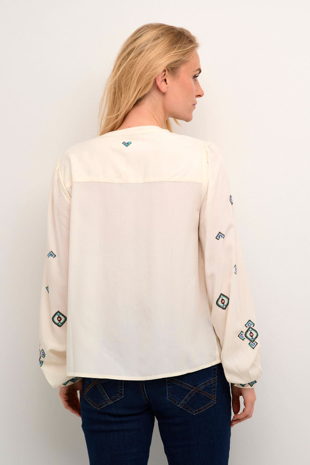 Chemise Isabell à manches longues avec broderies, vue arrière, style durable en viscose.