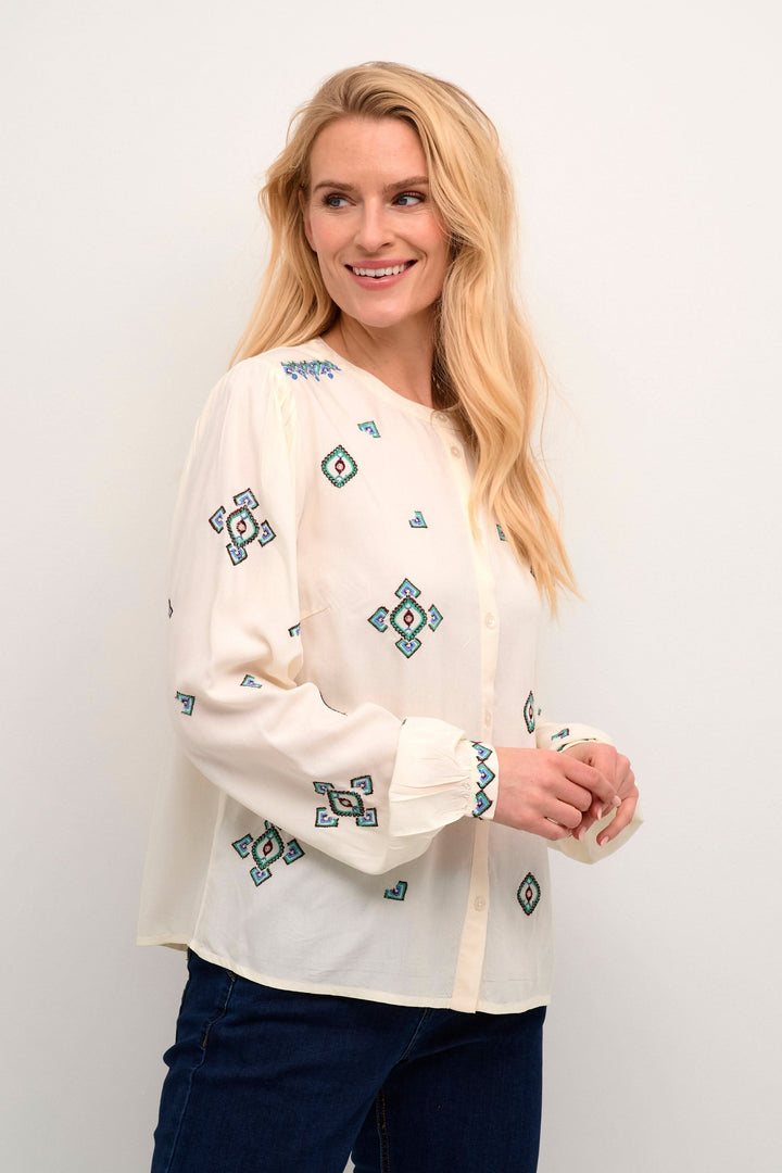 Chemise Isabell à manches longues avec broderies colorées, style classique et intemporel.