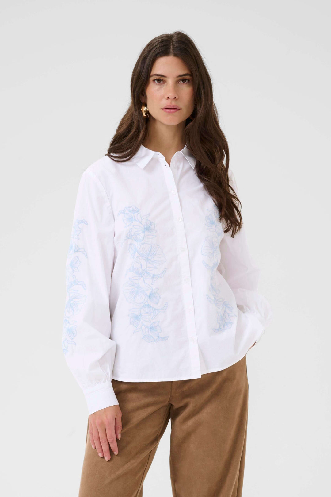 Chemise Jolene avec motif floral, coupe fluide et tissu léger, idéale pour un look féminin et décontracté.