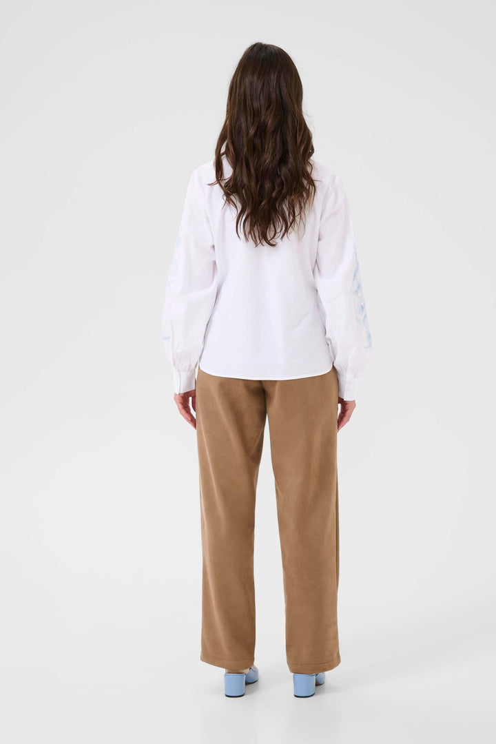 Vue arrière de la Chemise Jolene avec motif floral et coupe fluide, portée avec confort pour un style féminin et décontracté.