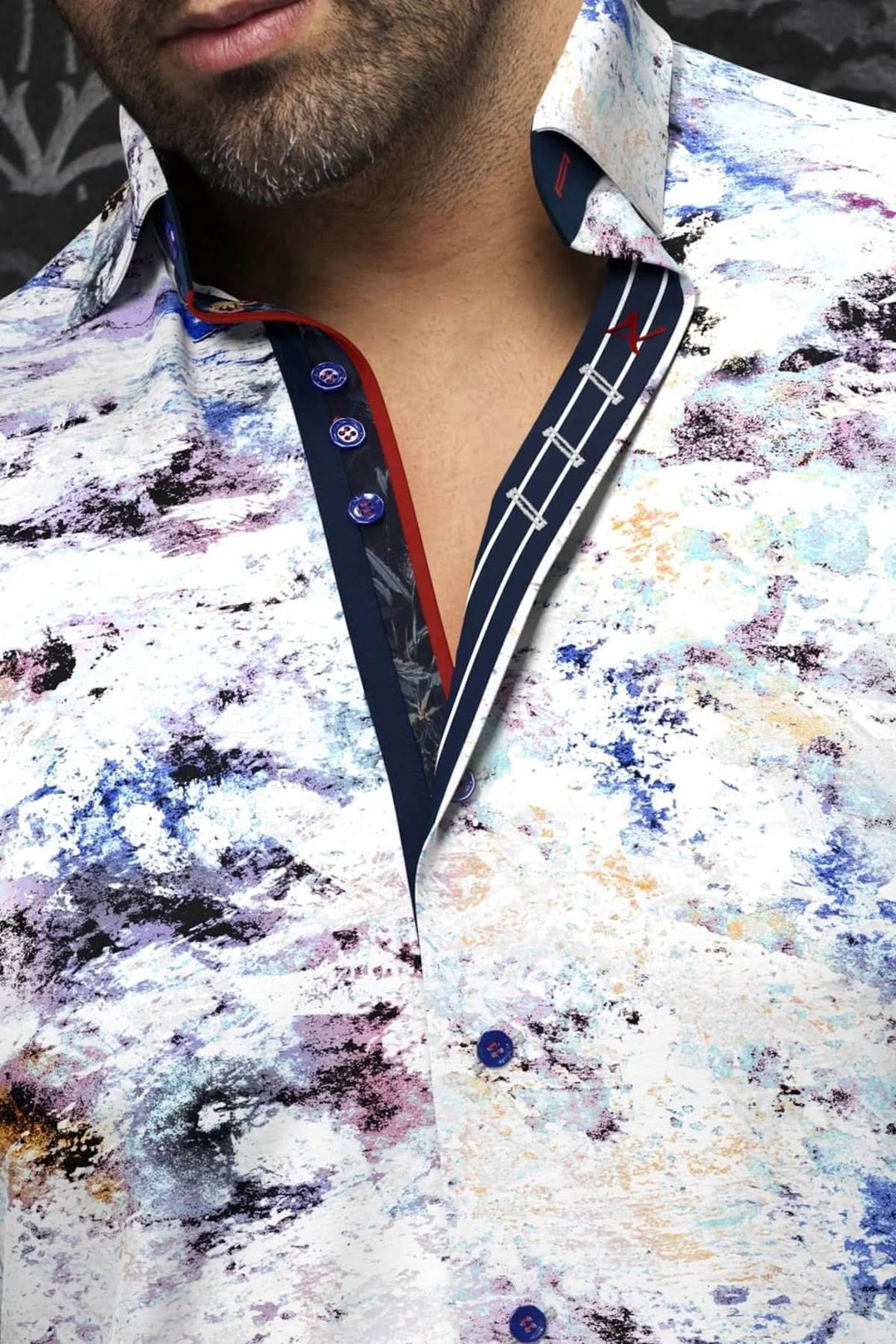 Chemise à motif abstrait avec col classique et détails contrastants, style artistique élégant.