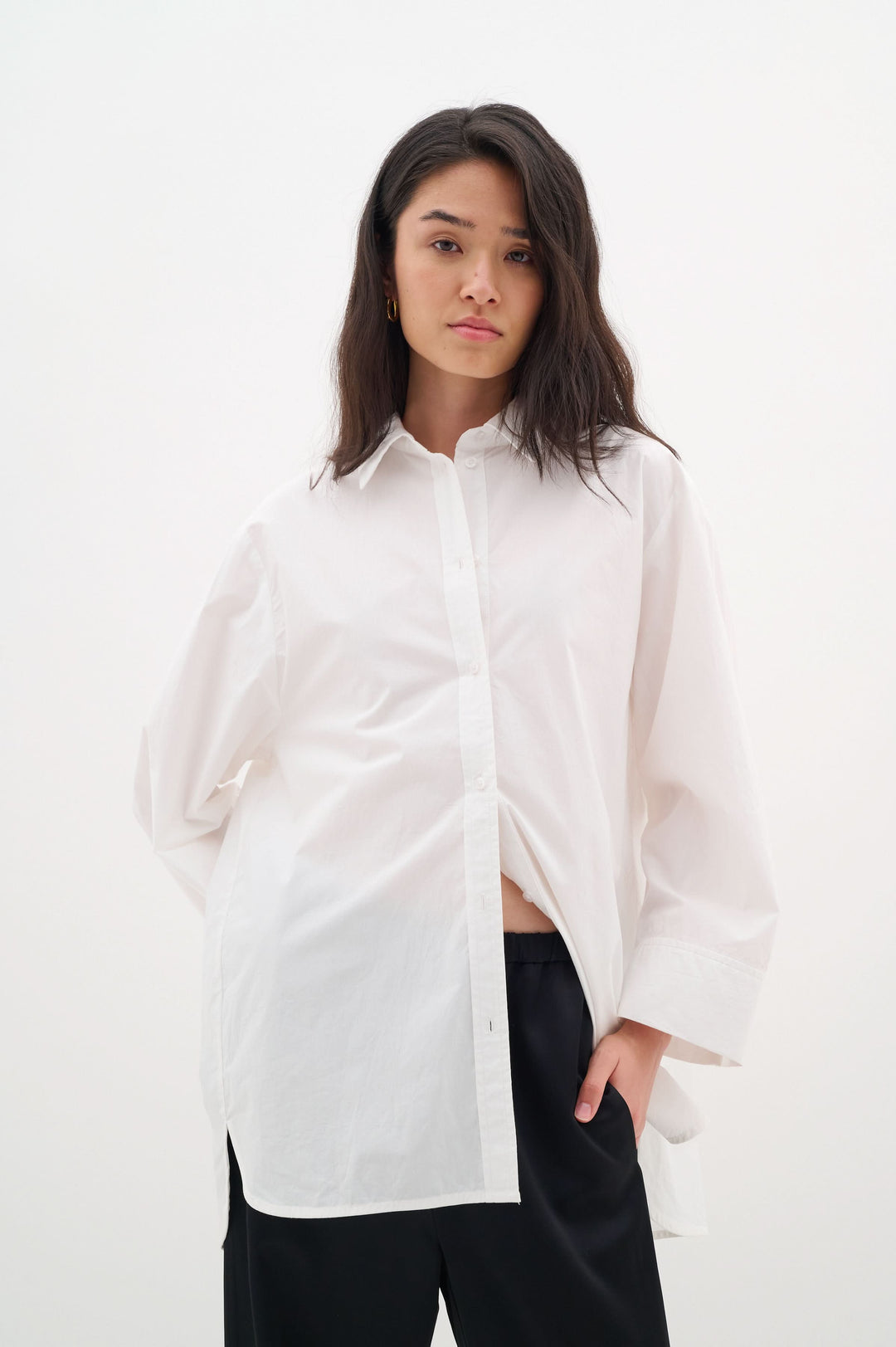 Chemise Merlissa oversize blanche avec col classique et manches longues, idéale pour un style décontracté et sophistiqué.
