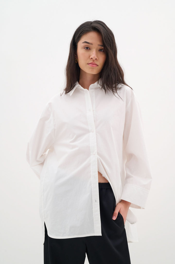 Chemise Merlissa oversize blanche avec col classique et manches longues, idéale pour un style décontracté et sophistiqué.