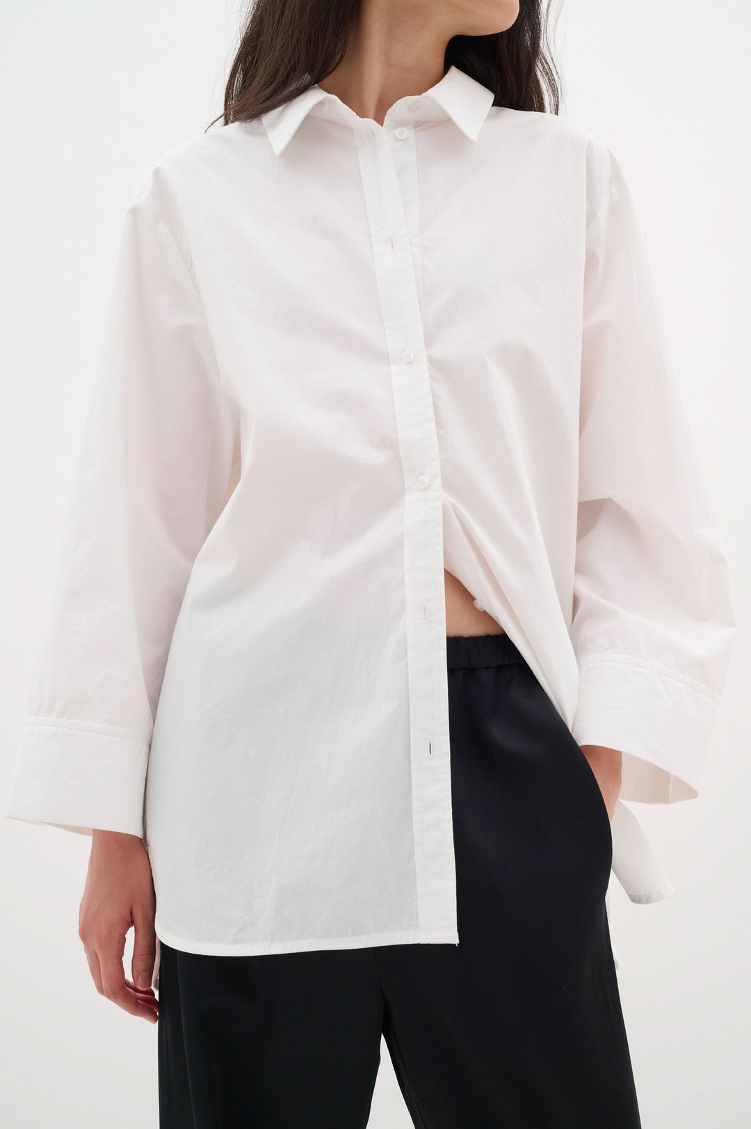 Chemise Merlissa en coton léger, style oversize, chic minimaliste avec col classique et manches longues.
