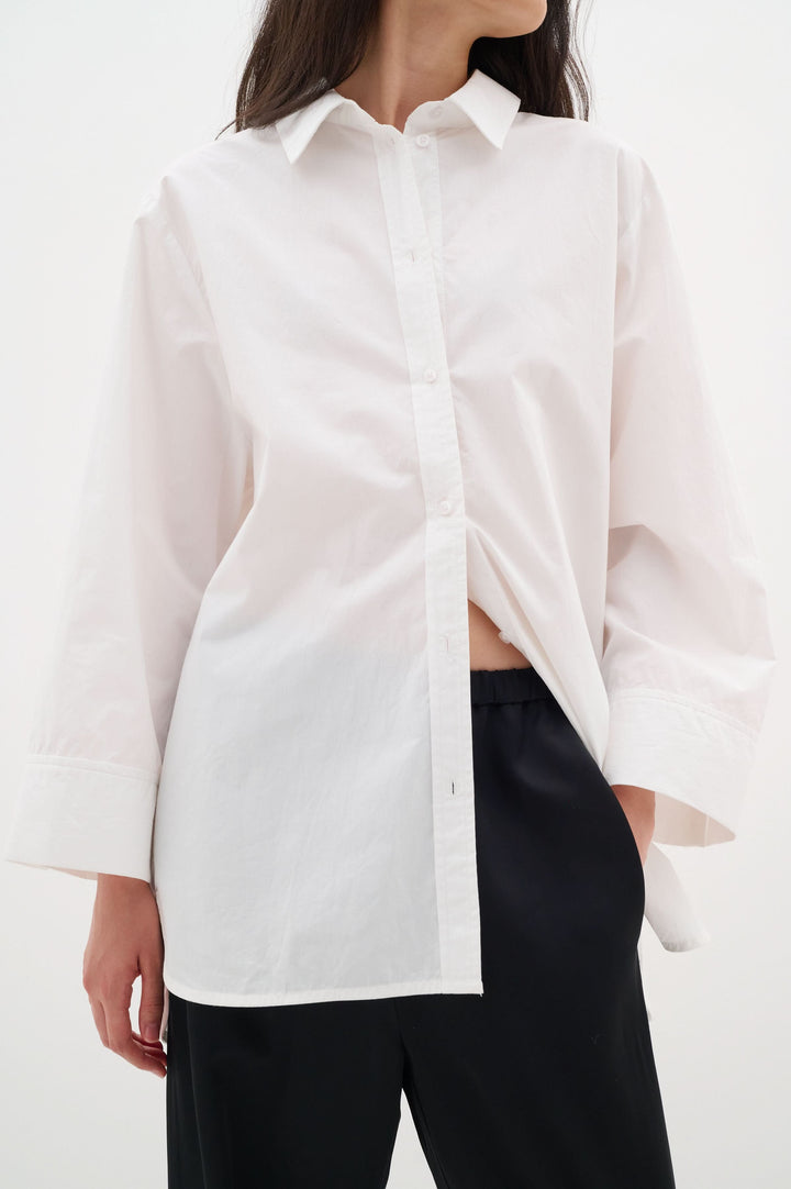 Chemise Merlissa en coton léger, style oversize, chic minimaliste avec col classique et manches longues.