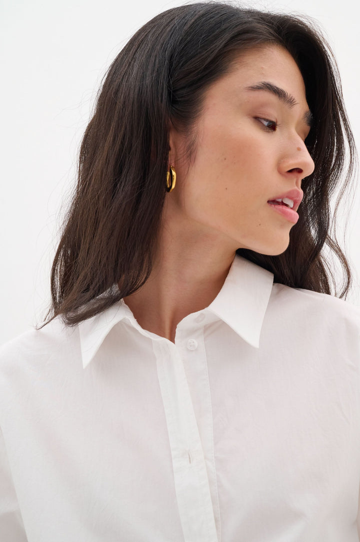 Chemise Merlissa oversize en coton léger, chic minimaliste, col classique et manches longues pour un style décontracté.