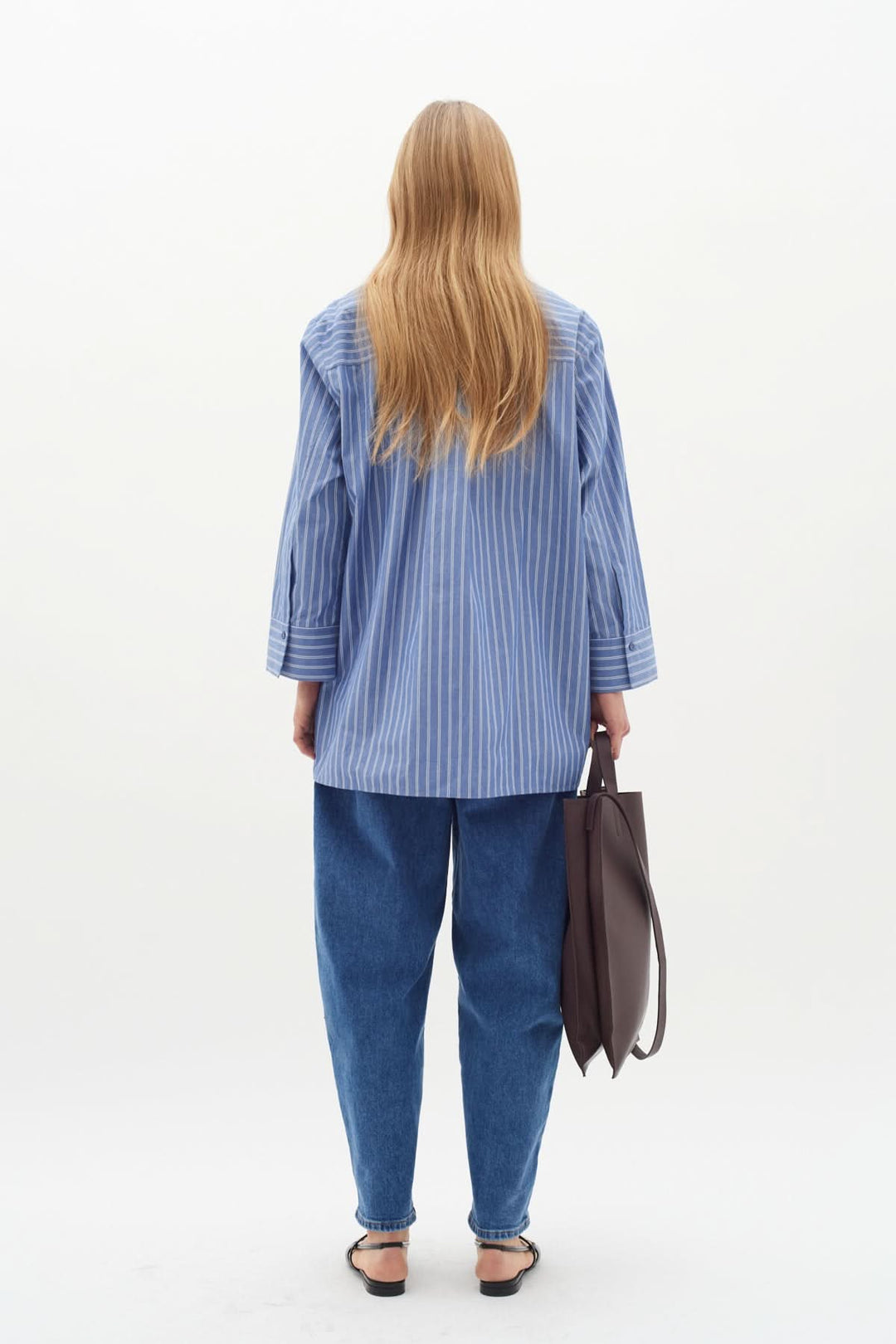 Chemise Merlissa oversize rayée, chic minimaliste, en coton léger, vue arrière, style décontracté et sophistiqué.