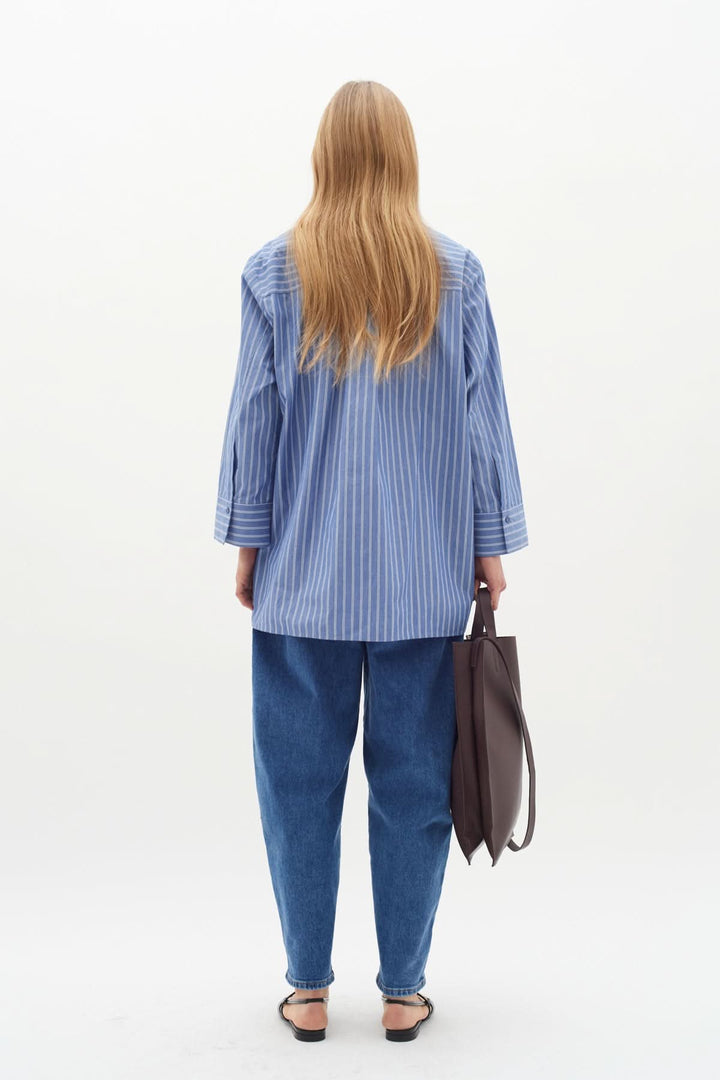 Chemise Merlissa oversize rayée, chic minimaliste, en coton léger, vue arrière, style décontracté et sophistiqué.
