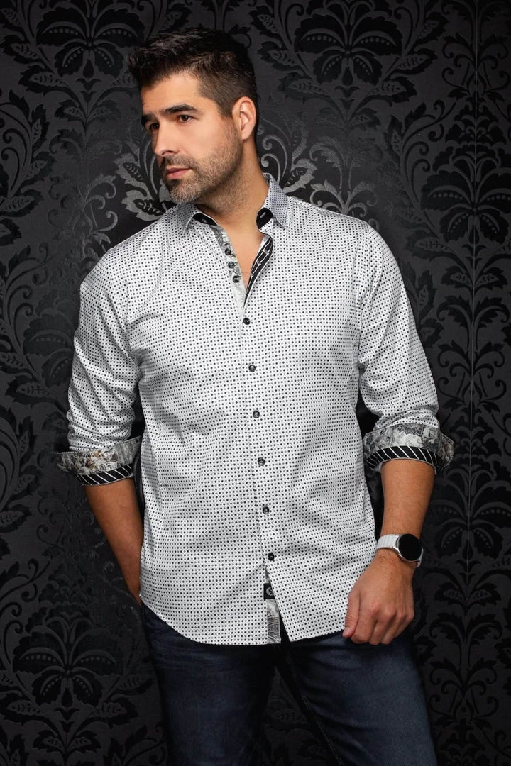 Homme portant la Chemise SABAH avec un micro-motif élégant, coupe ajustée, parfait pour un look soigné au bureau ou en sortie.