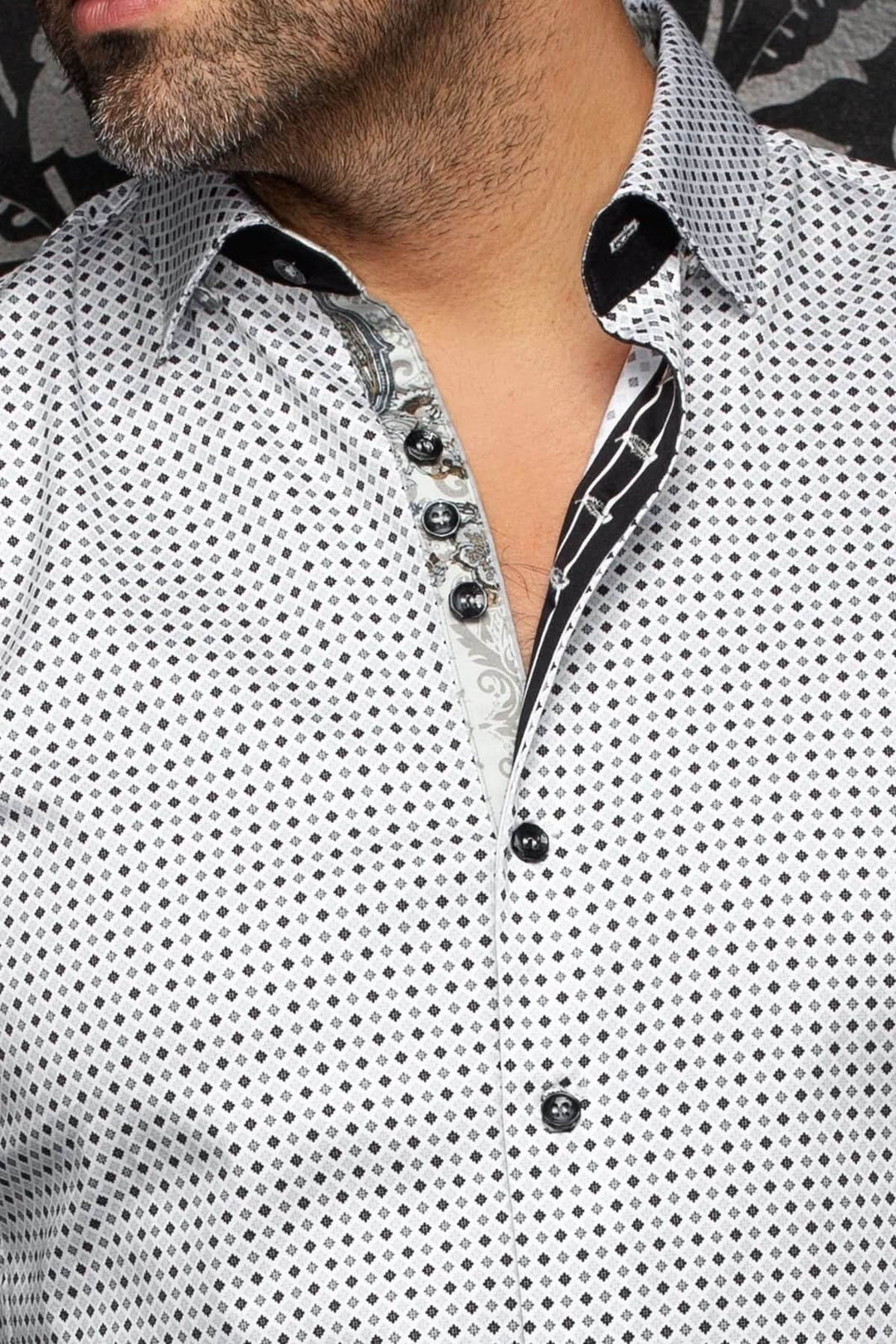Homme portant une Chemise SABAH avec micro-motif raffiné et col contrastant.