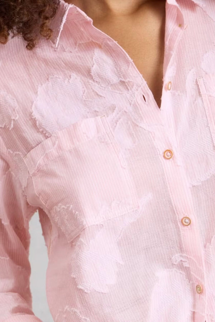 Détail de la Chemise Sophie Jaquard avec motif jacquard subtil et boutons en devant, idéale pour un style à la fois casual et élégant.