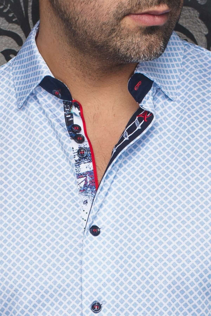 Chemise Terrano à motifs géométriques, col classique avec intérieur contrastant pour un style moderne.