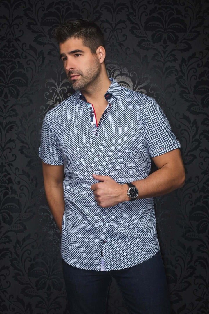 Chemise Terrano à manches courtes avec motif géométrique moderne et finitions contrastantes, portée par un homme.