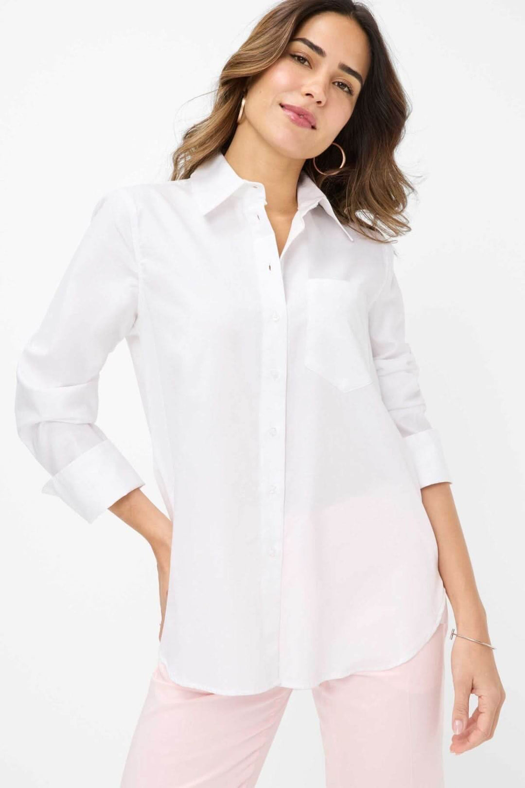 Chemise VIKI blanche, oversize, col classique, élégance décontractée pour le printemps.